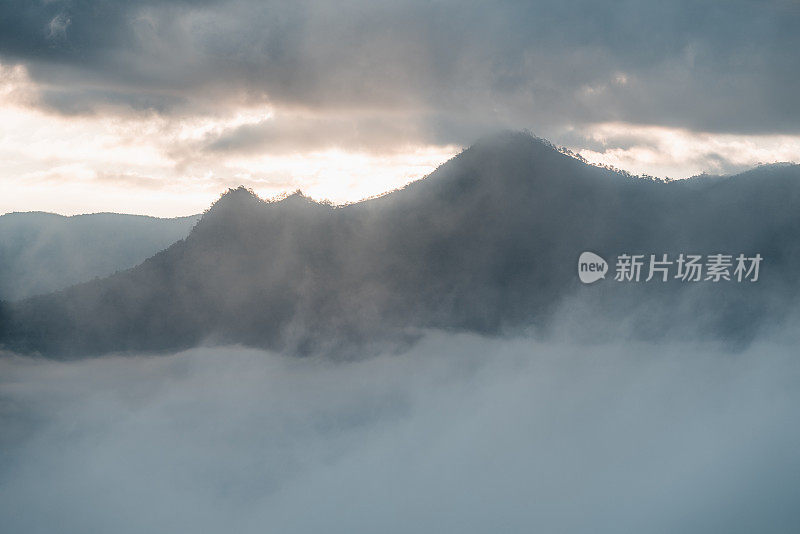 从泰国湄宏山(Mae Hong Son)的Wat Phra That Doi Kongmu看到的迷雾山脉